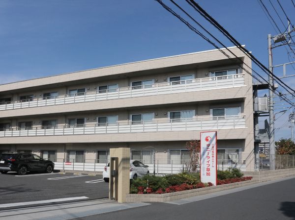 明るい建物の外観