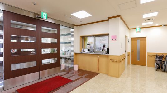 受付と廊下の明るい空間