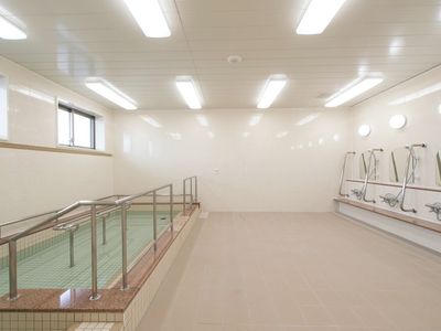 広々とした明るい浴室