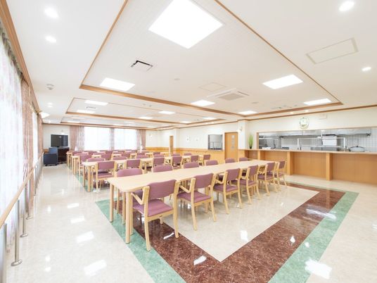 広々とした食堂空間