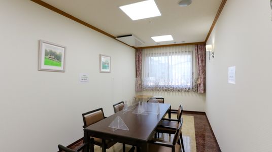 広々とした明るい食堂