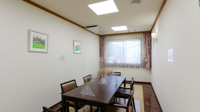 広々とした明るい食堂