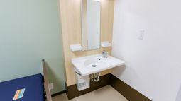 洗面台とミラーの居室