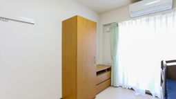 居室のベッドとクローゼット