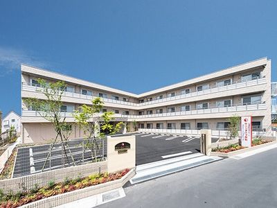 明るい日差しの外観