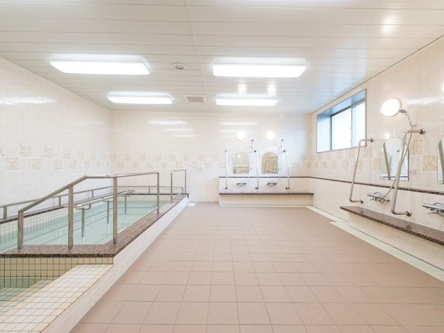広々とした明るい浴室 浴室 床から天井まで清潔感に溢れる浴室です。手すりや座面があるため、安全にご利用いただけます。
