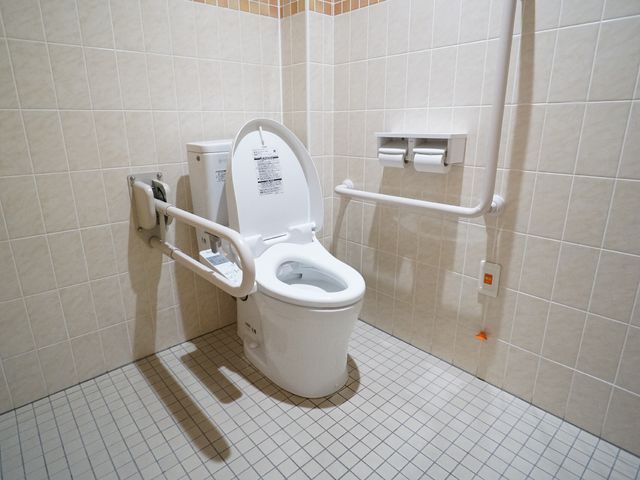 バリアフリートイレ トイレ 手すりが設置された清潔なトイレです。安心してご使用いただける配慮が行き届いています。