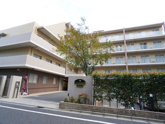 清潔感ある建物の外観 外観 四階建ての落ち着いた色合いの建物です。入口には緑豊かな植栽があり、志望者の皆様に安らぎの空間を提供します。
