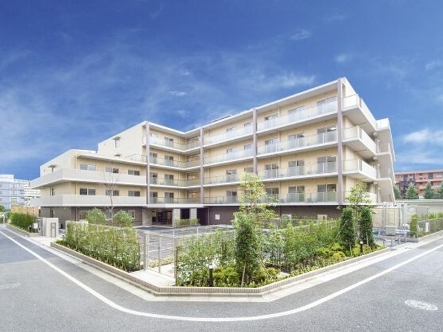 清潔感あるモダンな建物外観 外観 開放的な環境に佇む明るい建物は、検討中の方にも安心感を与える造りです。緑豊かな庭も周囲に整備されています。