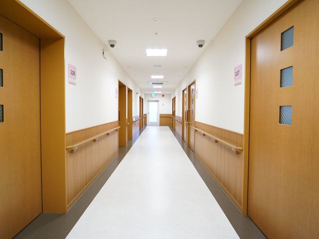 手すり付きの明るい廊下 廊下 清潔感のある廊下は手すりが設置され、安心して歩行できる設計になっています。居心地の良さを大切にした環境です。