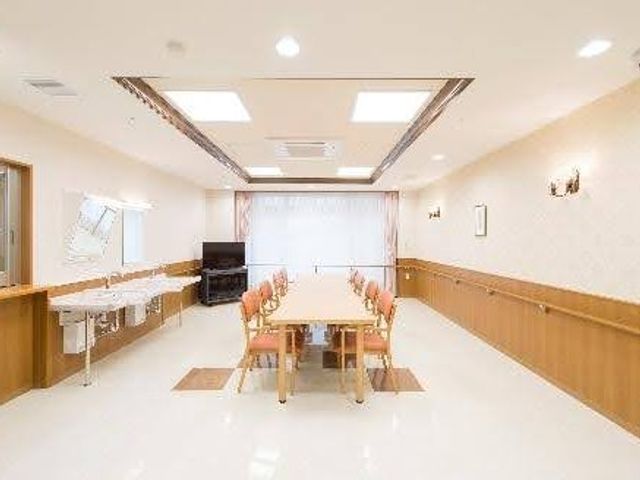 明るい食堂 食堂   広々とした食堂で、中央に長机と椅子が整然と並んでいます。自然光が入り、落ち着いて過ごしやすい雰囲気です。