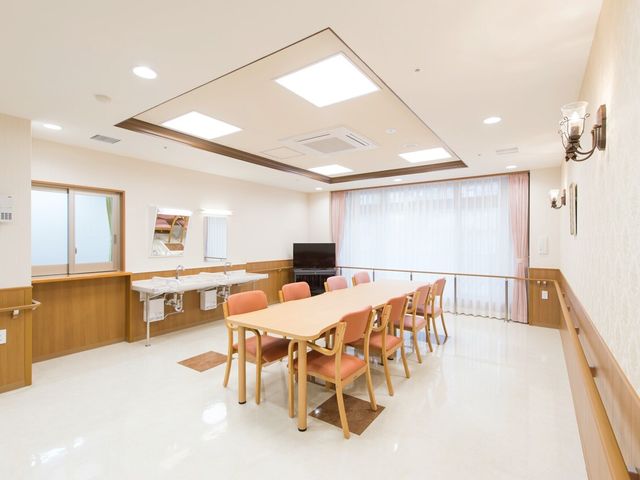 明るいダイニング空間 共有スペース 天井が高く開放感あるダイニングです。清潔感溢れる広々とした食事スペースが確保されています。