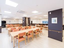 明るい食堂の光景