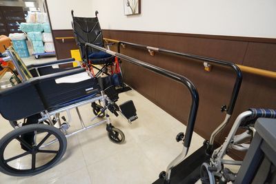 廊下に配された車椅子