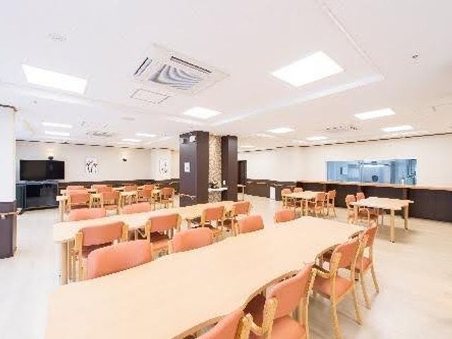 明るい食堂 食堂   広々とした食堂で、テーブルと椅子がゆったり配置されています。天井照明で全体が明るく、働く場としても見通しのよい空間です。