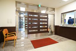 清潔感ある明るいエントランス