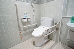 手すり付き清潔なトイレ