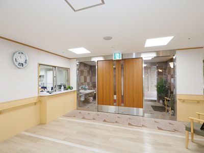 ゆったりした通路と受付