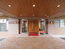 入口正面の赤いカーペット