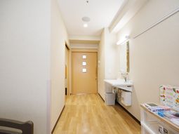 明るい洗面台の廊下