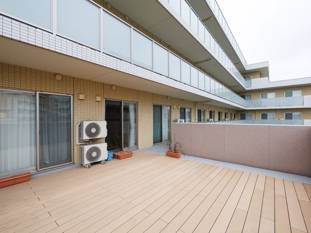 広々としたバルコニー 屋上 広々とした開放感のあるバルコニーです。ここからは施設の外観も一望でき、心地よい時間を過ごせます。