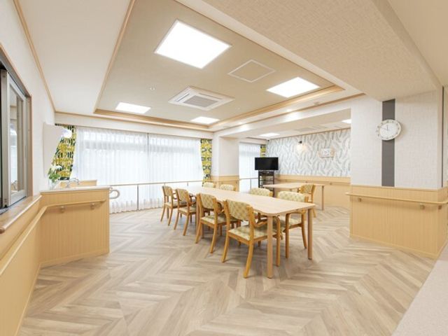 明るい居心地の良い食堂 共有スペース 広々とした設計の食堂で、共有のひとときをゆったりと過ごせます。天井が高く開放感があり、窓からは自然の光がたっぷりと差し込みます。