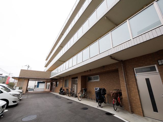 明るい施設の外観 外観 広々としたエントランスが印象的な建物です。視界を遮らない開放的な設計が特徴で、来訪者を明るく迎え入れます。