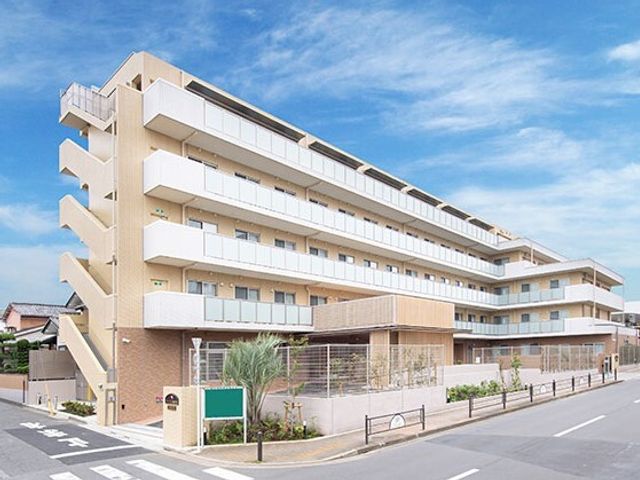 明るい外観の建物 外観 ゆとりある設計の外観です。日当たりが良く、開放的な雰囲気のある周辺環境でご利用者様をお迎えします。