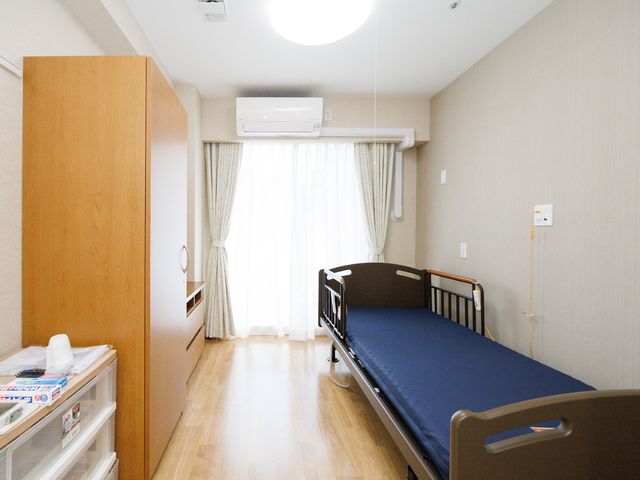 個室の明るい居室 居室 快適な居住空間を提供する居室です。窓からの自然光が入り、心地よい時間を過ごせます。