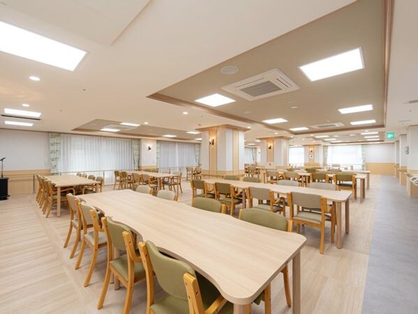 明るい食堂の全景