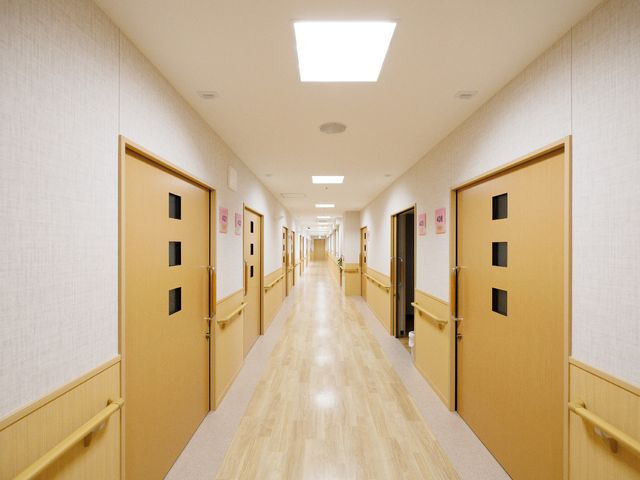 明るく清潔な廊下 廊下 開放的でゆったりとした廊下は見通しが良く、職場の中心的な動線となっています。常に清潔に保たれ、働く環境の快適さが保証されています。