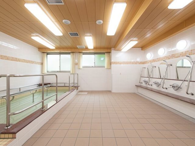 広々とした明るい浴室 浴室 広々とした設計の浴室です。手すりやシャワー設備が整っており、安心してご利用いただけます。