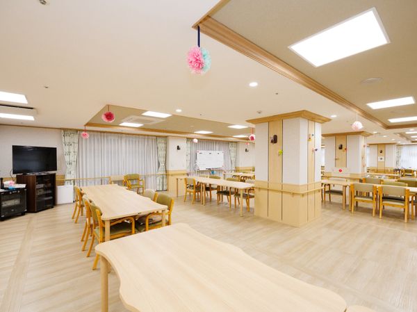 明るい食堂の様子
