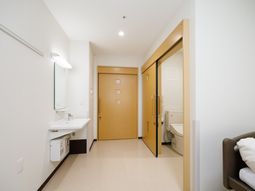 明るい居室の入口