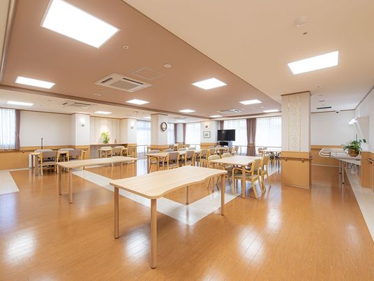 広々とした明るい食堂