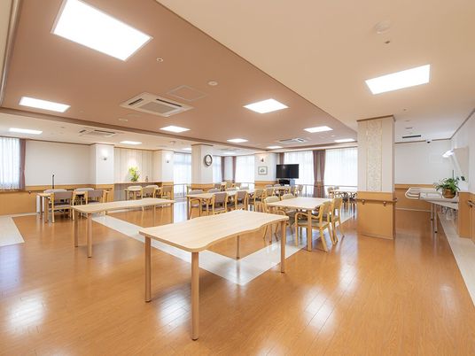 広々とした明るい食堂