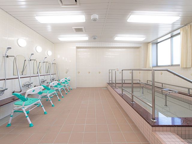 広々とした清潔な浴室 浴室 手すりが整備された明るい浴室です。安全に配慮した設計で、ゆったりとした入浴時間を支えます。