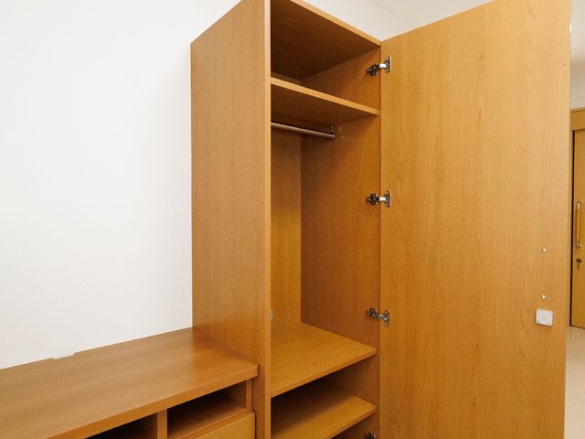 木製の洋室クローゼット 居室 広くて清潔な居室には、整理整頓された衣類や小物を収納できるクローゼットが備わっています。利便性と快適さを考慮した設計になっており、新たな職場での快適な毎日をサポートします。