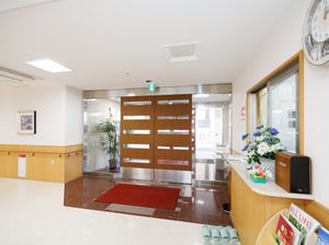エントランスの明るい風景