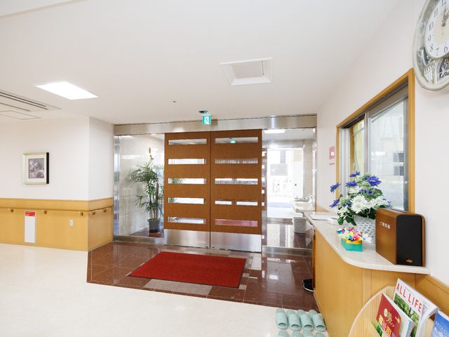 エントランスの明るい風景 玄関 広々としたエントランスです。訪問者が笑顔で迎えられる優しい環境が整っています。