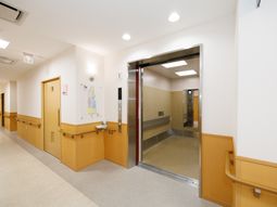 清潔感のある廊下とエレベーター