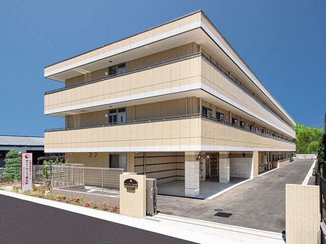 明るい外観の建物 外観 光り輝くモダンな施設の外観は、新しいスタートを切る皆さまを温かく迎え入れます。