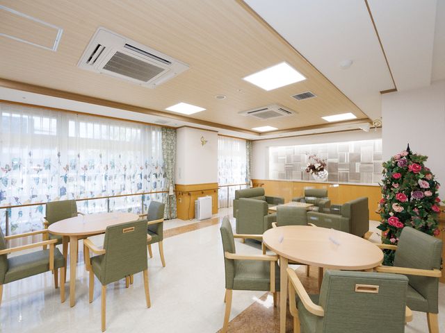 やすらぎのダイニングルーム 共有スペース ゆとりあるダイニングでは落ち着いた色合いと木目調の椅子が配され、居心地の良い食事の時間を提供しています。