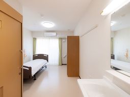 明るい居室の様子