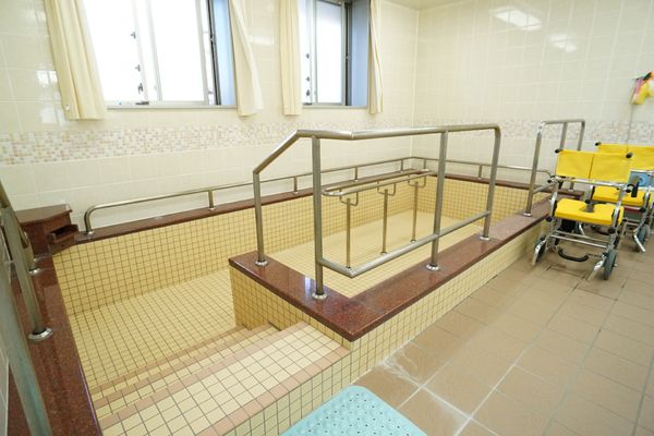 バリアフリー設計の浴室
