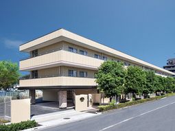 明るい色の建物エントランス