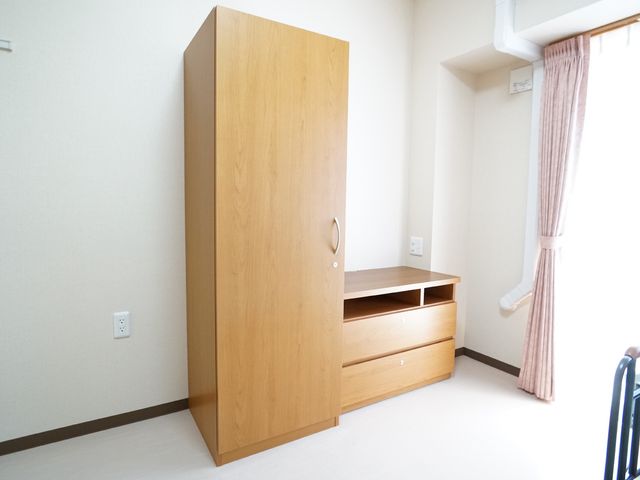 居室の収納家具 居室 広々とした居室には、必要な物を整理して収納できる家具が備わっており、プライバシーを重視した造りになっています。