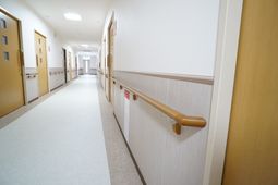 明るい廊下の手すり