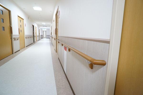 明るい廊下の手すり