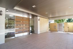 エントランスの明るい様子